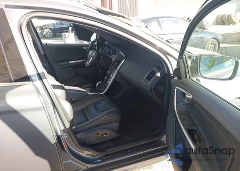 2017 Volvo Xc60 T6 Dynamic z USA, uszkodzony, nr VIN YV449MRR6H2063777